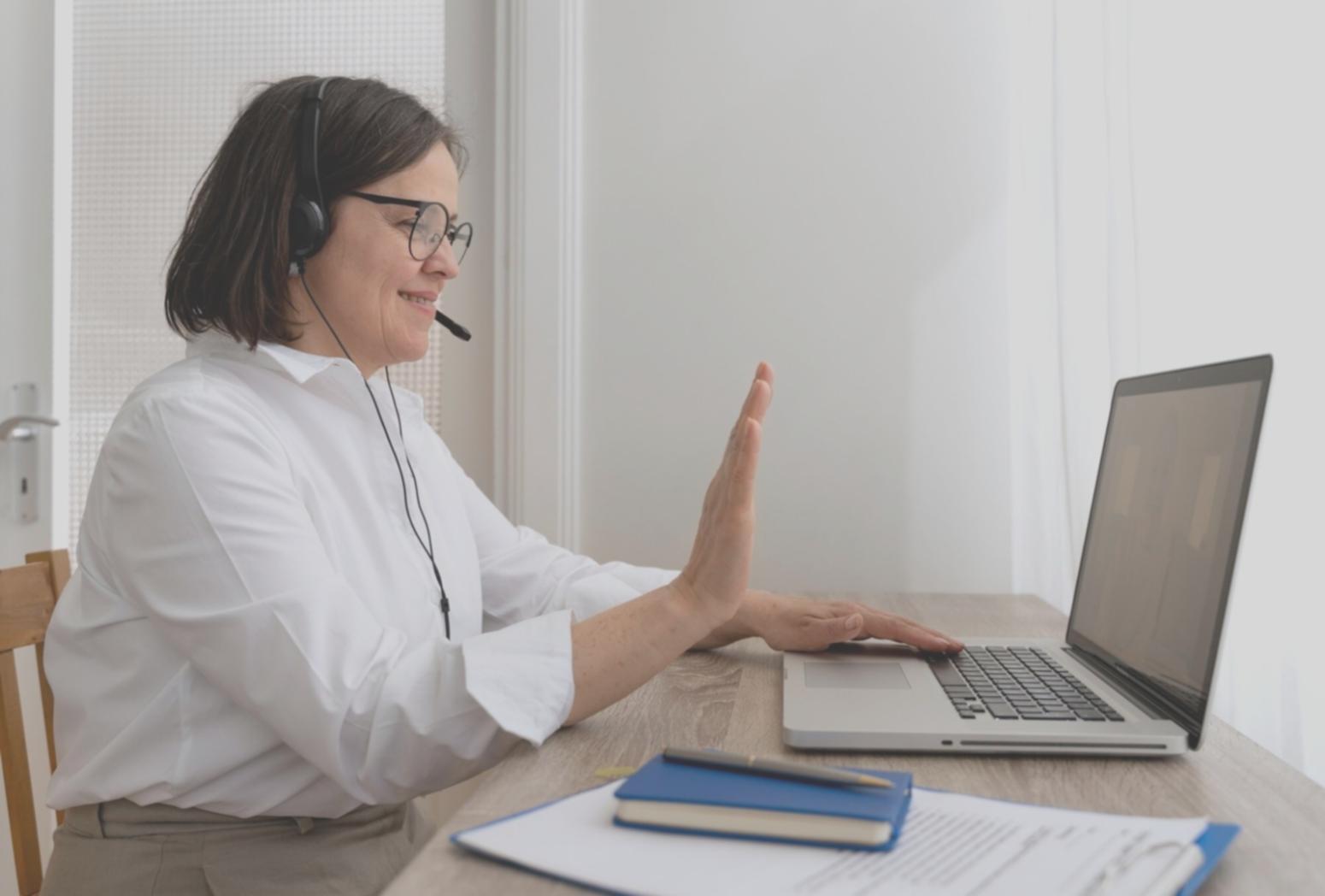 Trader beobachtet Live-Marktbewegungen auf mehreren Monitoren