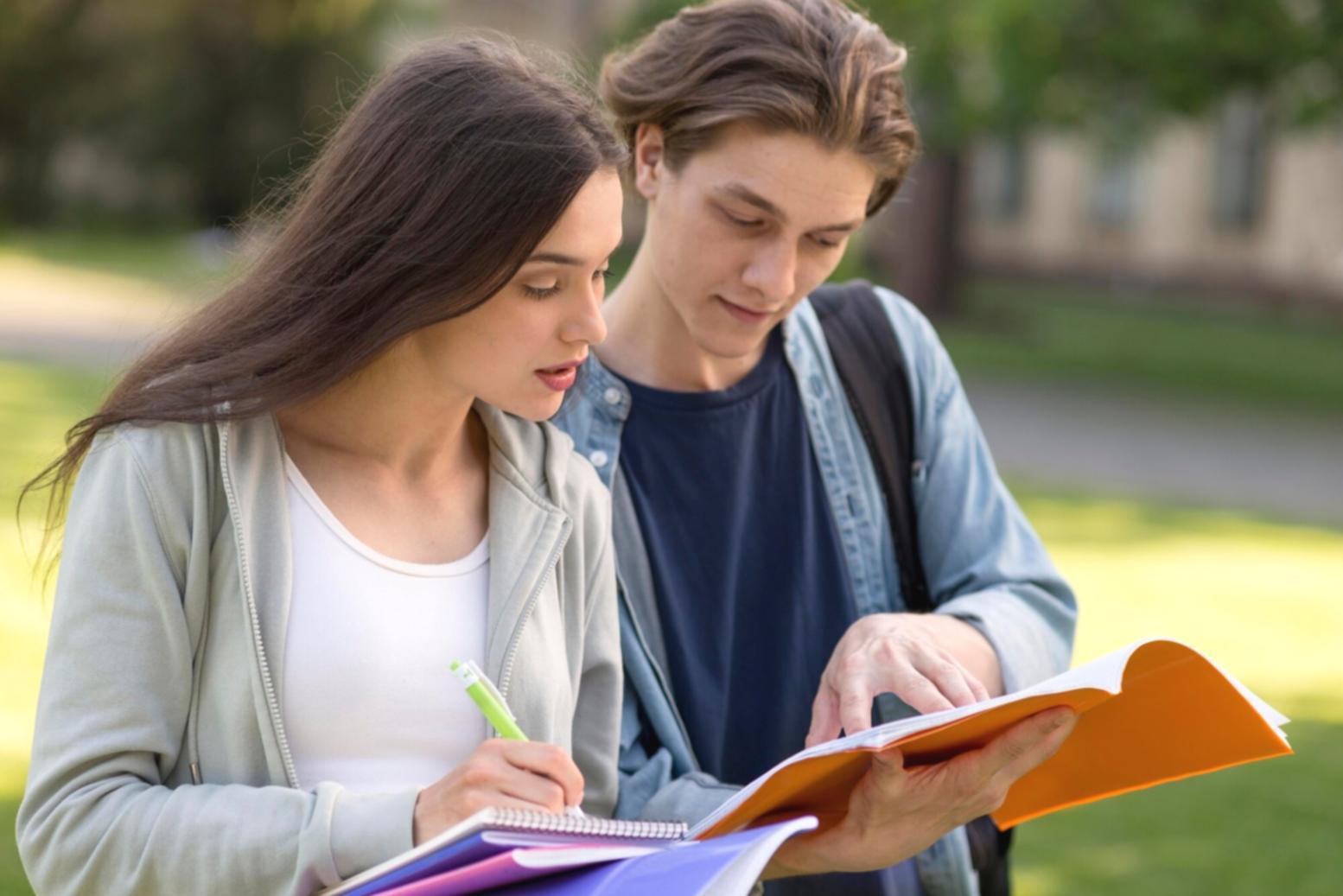 Gruppe von Tradern diskutiert Strategien nach einer Live-Session